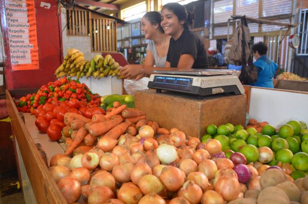 Precios del tomate y pimentón ahuyentan a compradores del Mercado Municipal de Maiquetía