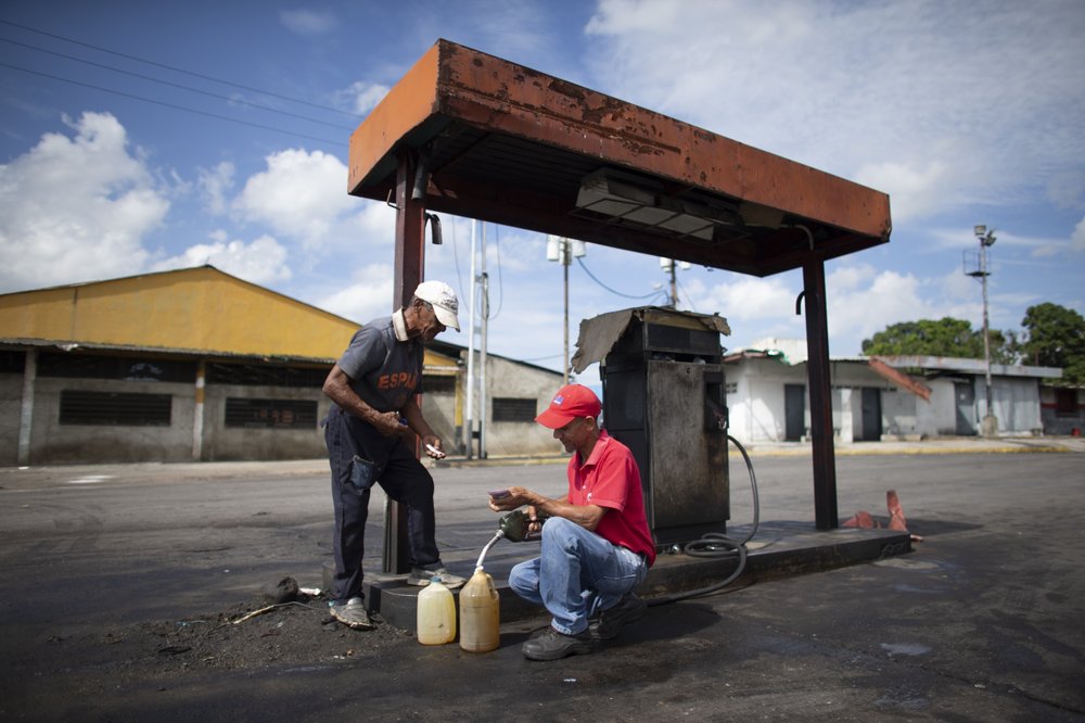 “Un tanque por un huevo”: El incongruente trueque para adquirir gasolina en Venezuela (Video)