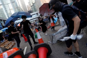 Manifestantes enmascarados levantan barricadas en el centro de Hong Kong