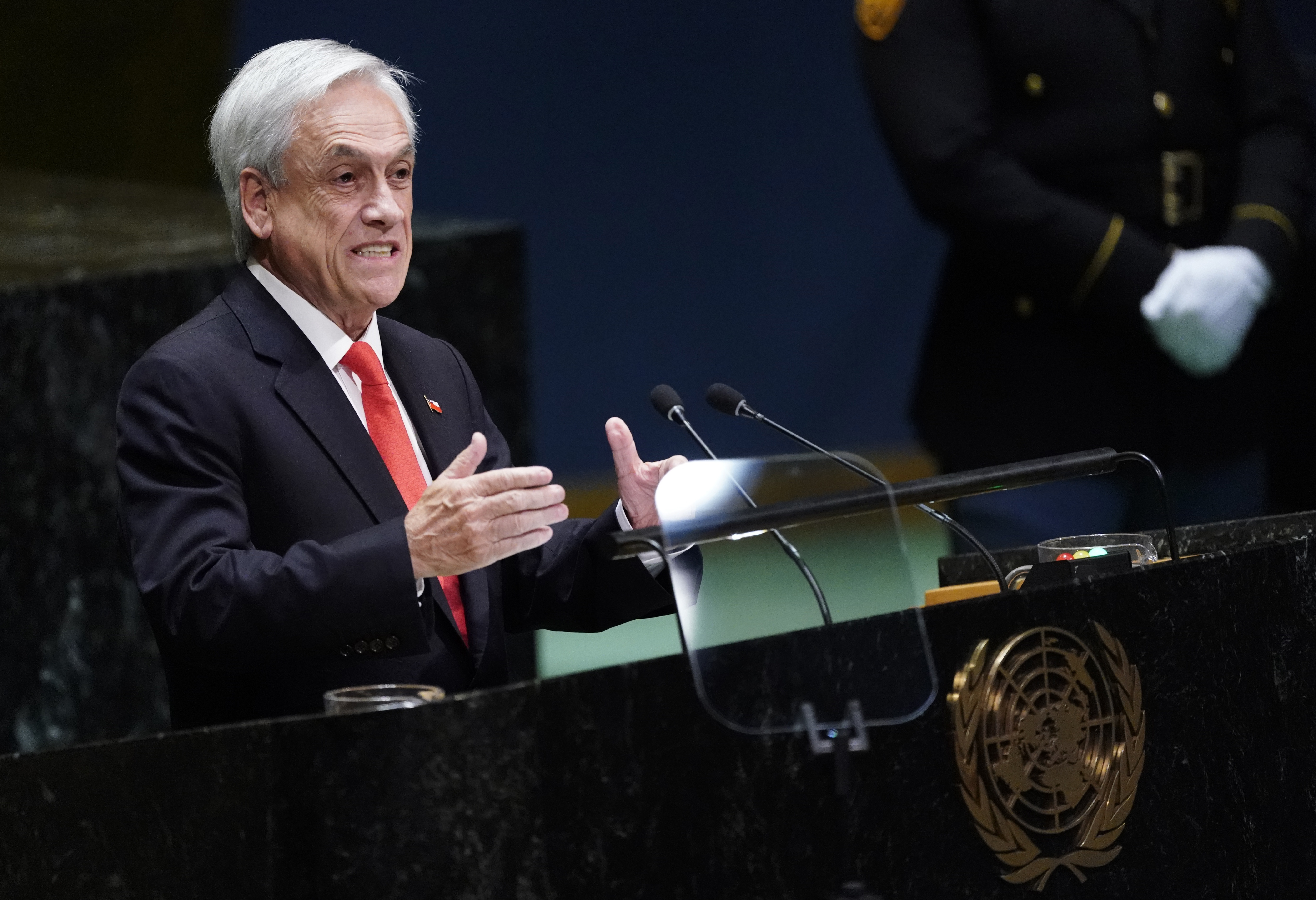 Piñera envía proyecto al Congreso para aumentar el salario mínimo en Chile
