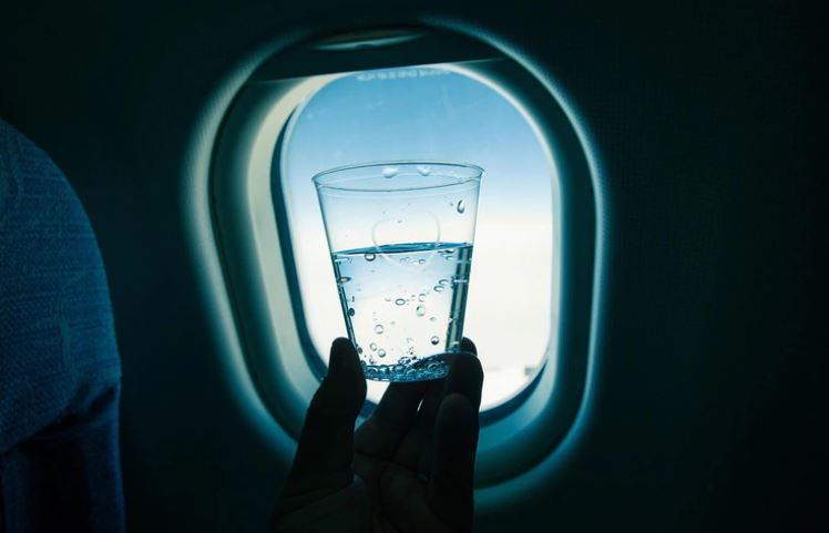 Por qué no se debe tomar agua ni lavarse las manos en un avión comercial