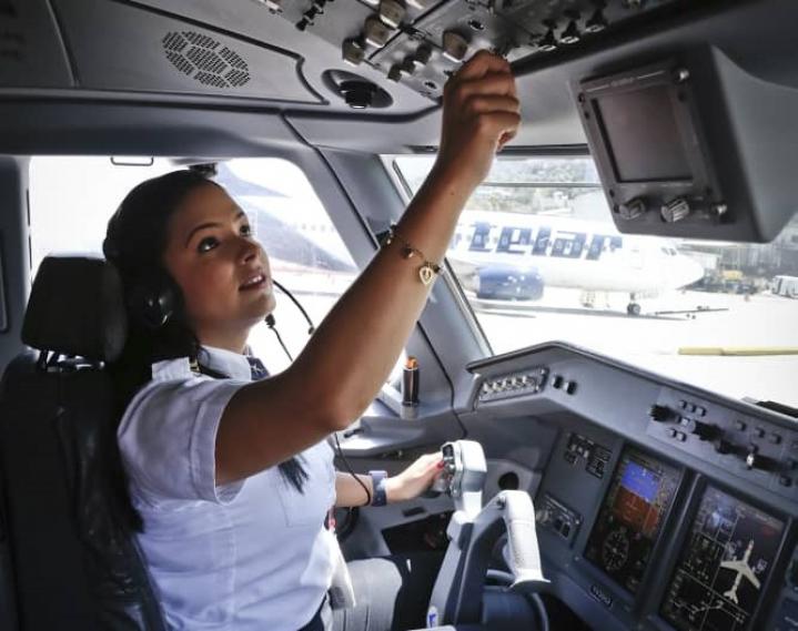 Una venezolana, la mujer más joven en certificarse como piloto en Latinoamérica