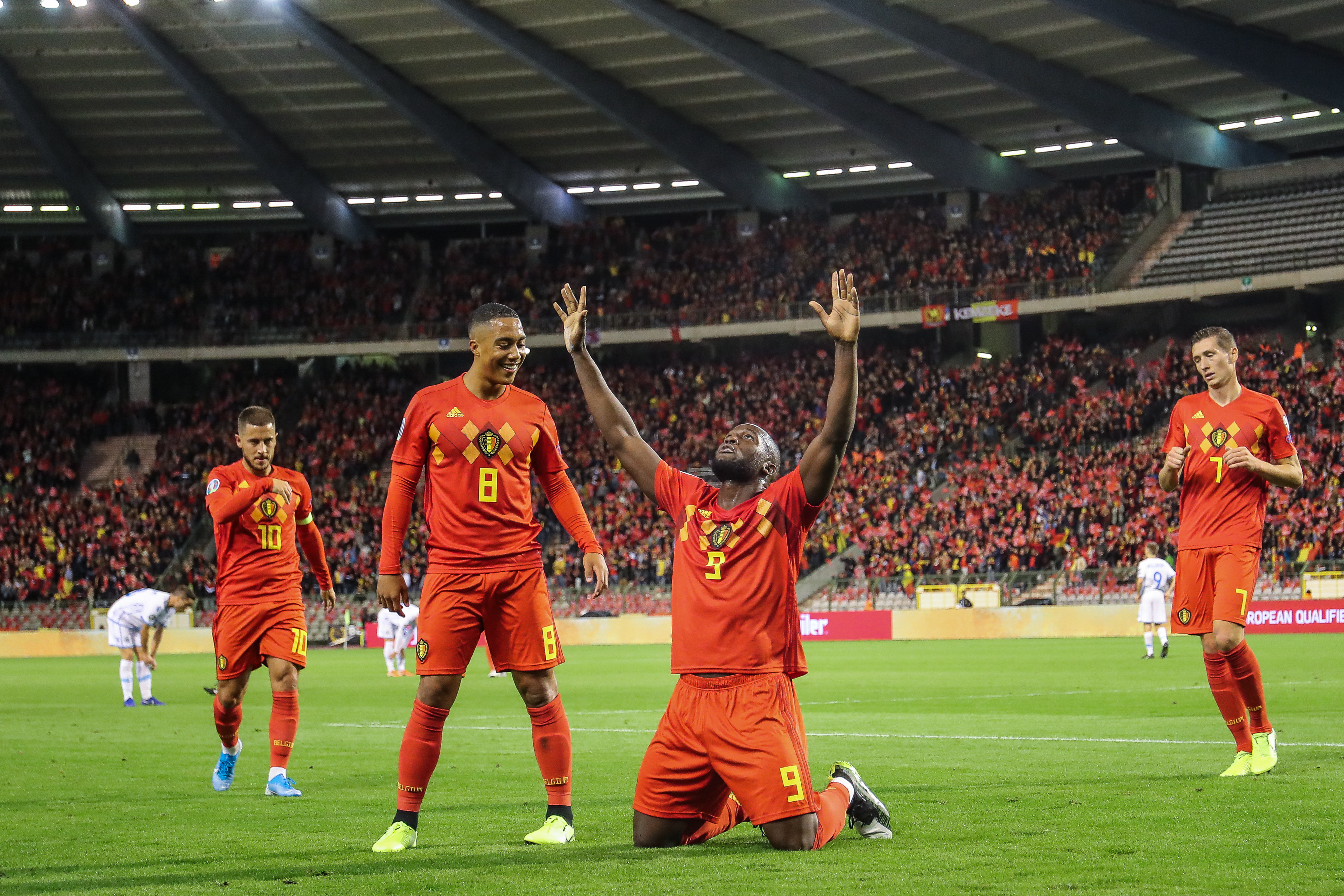 Bélgica sella su pase a la Eurocopa con una goleada, Holanda gana sufriendo