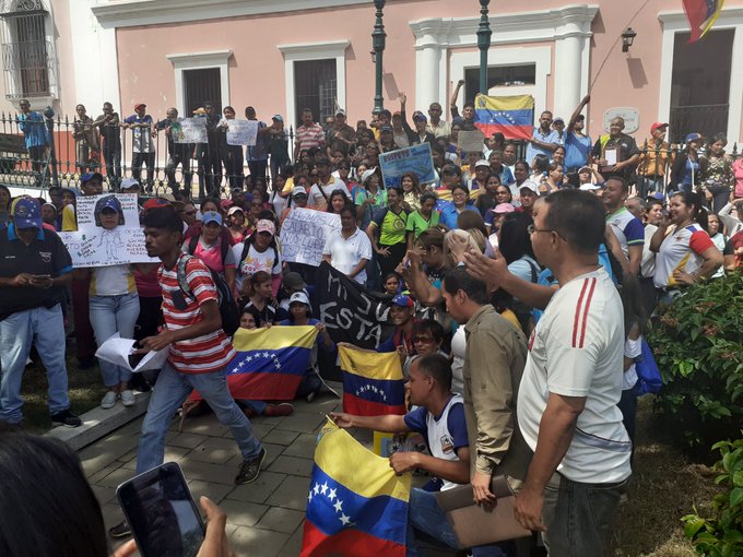 Maestros en Bolívar se hacen sentir en las calles para exigir salarios justos #23Oct (FOTOS)