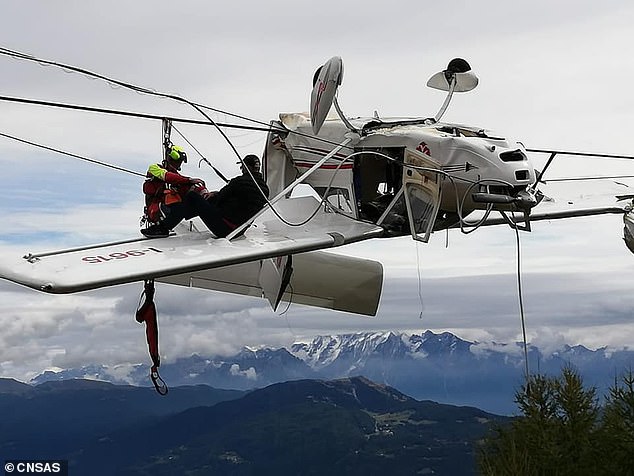 “Escape milagroso” Quedaron guindados luego que el avión donde iban se estrellara en los Alpes italianos (Fotos y video)
