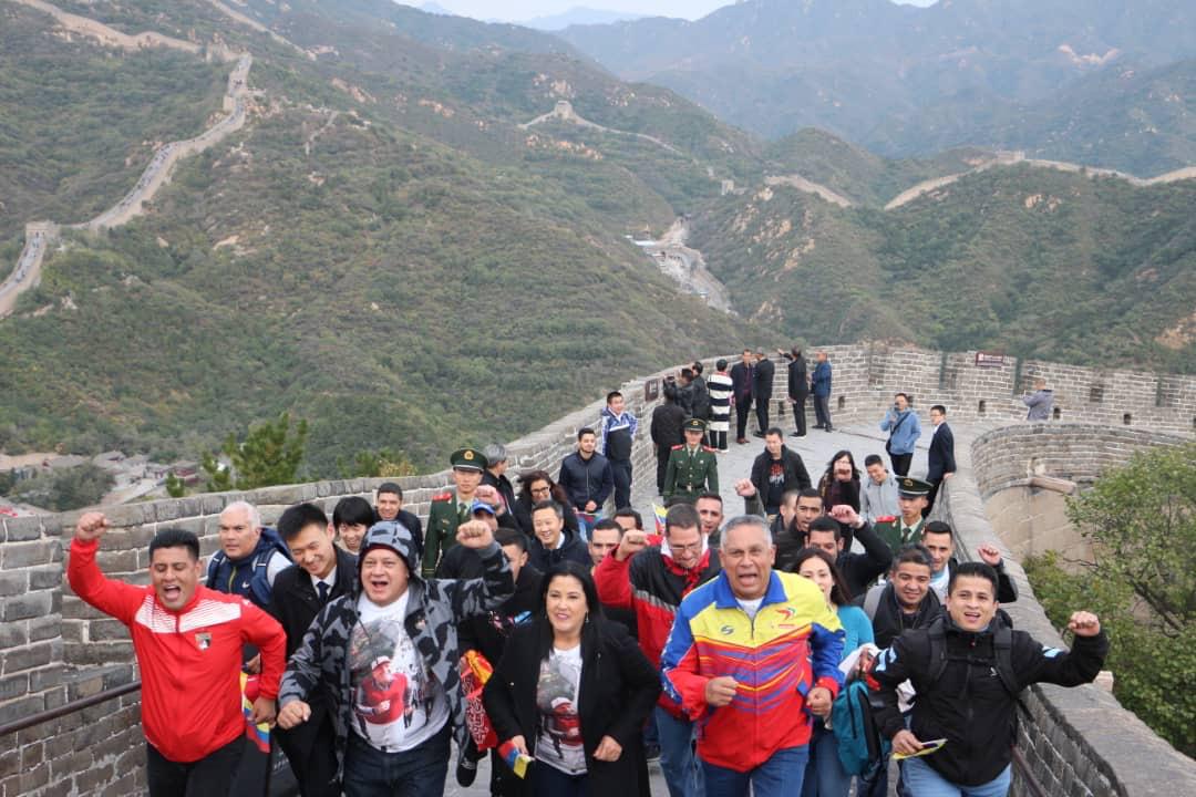 Diosdado y sus panitas recuerdan a Chávez echando un trote por la Gran Muralla China (FOTOS)