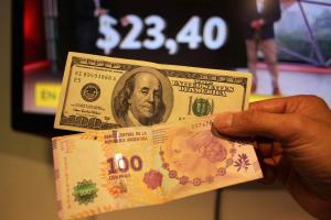 La desesperada decisión que tomó el gobierno argentino para los turistas ante la crisis del dólar