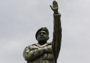 La FOTO de los restos de la estatua de Chávez que derribaron en Bolivia tras fraude electoral