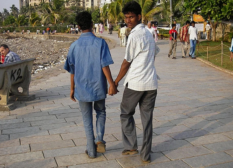 ¿Por qué los hombres en India caminan tomados de las manos? 
