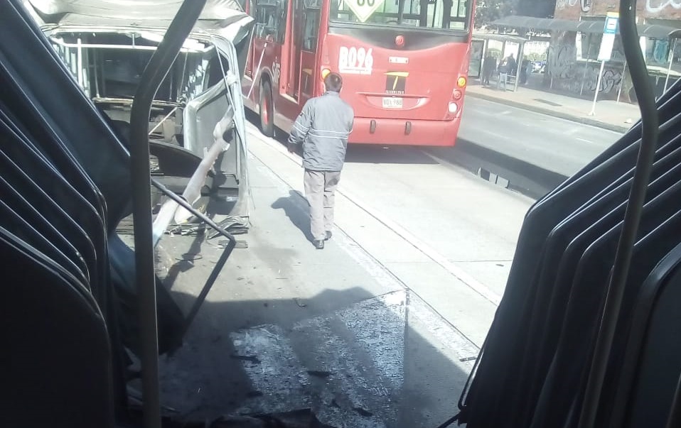 Accidente entre dos Transmilenio en Bogotá deja varios heridos (video)