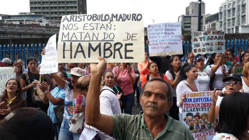 Maestros venezolanos exigen un salario de 600 dólares y mejores condiciones de trabajo