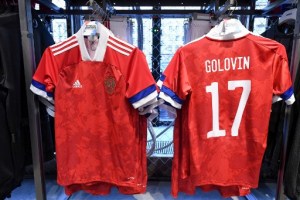 Tremendo pelón… La bandera rusa al revés en la camiseta de la selección de fútbol (fotos)