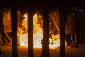 Noche de saqueos e incendios suman tensión a crisis en Chile
