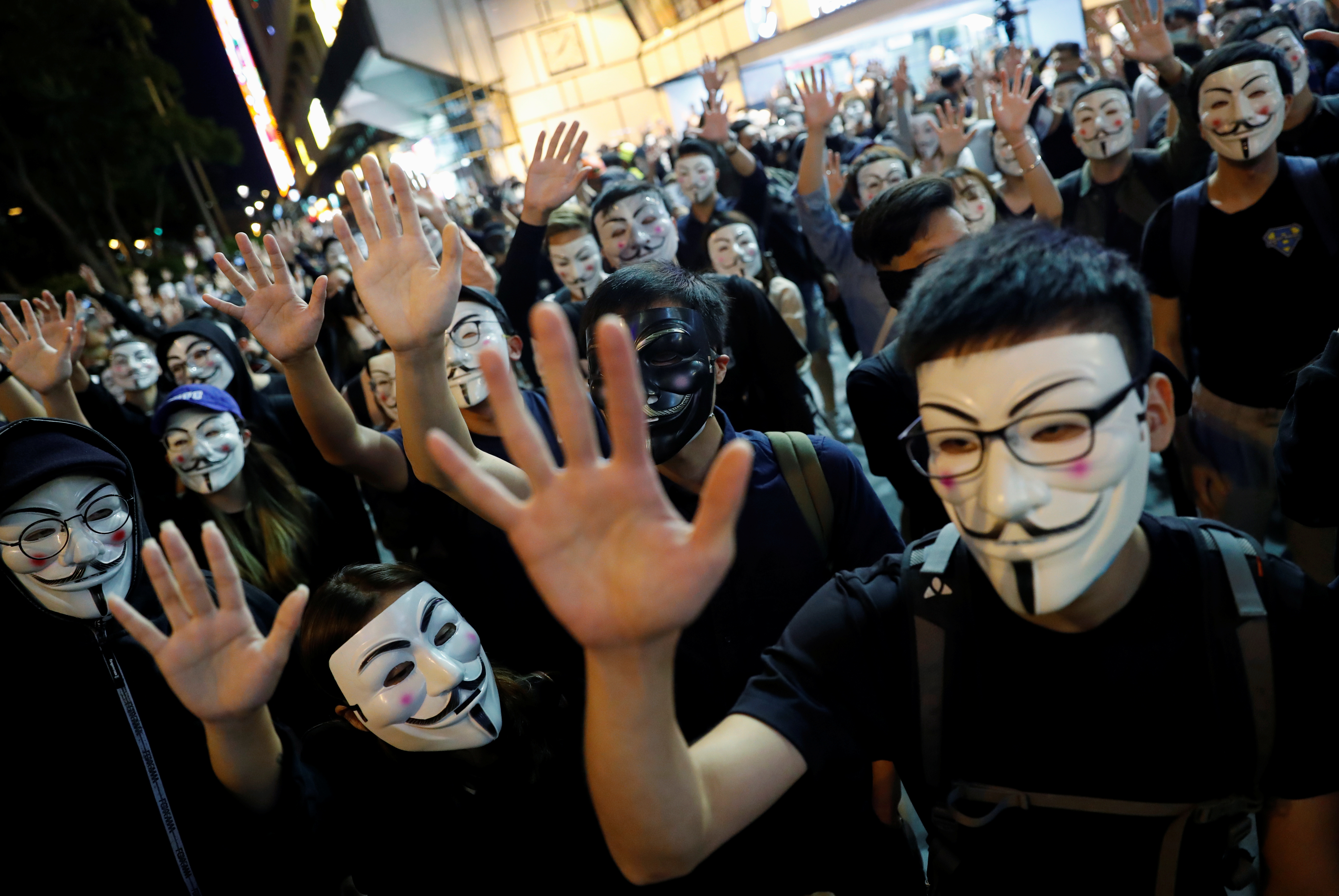 La Justicia de Hong Kong declara anticonstitucional la prohibición de uso de máscaras en protestas