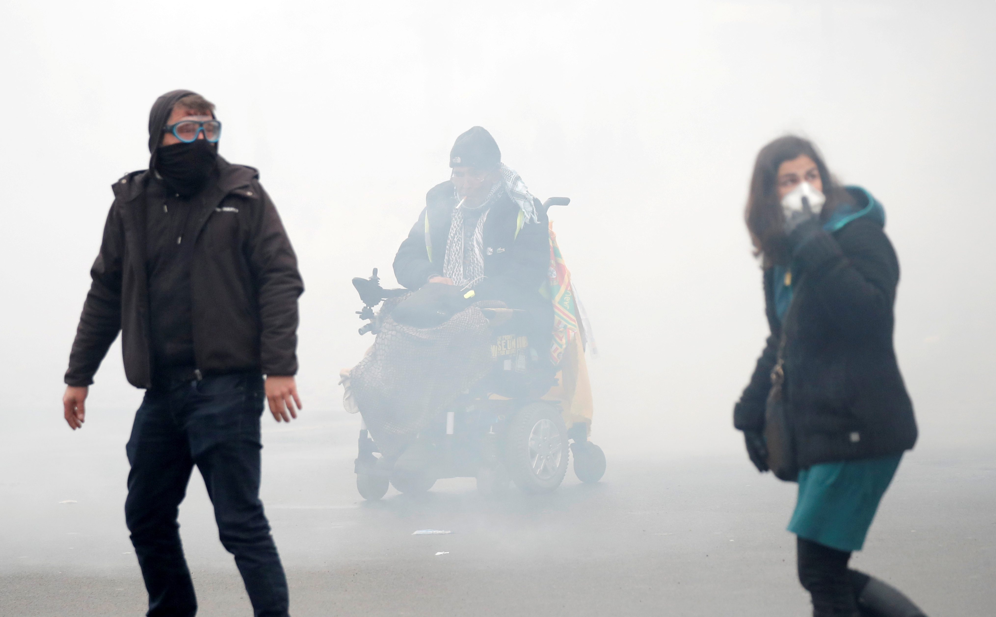 Policía francesa usa gas lacrimógeno y cañones de agua en aniversario de chalecos amarillos