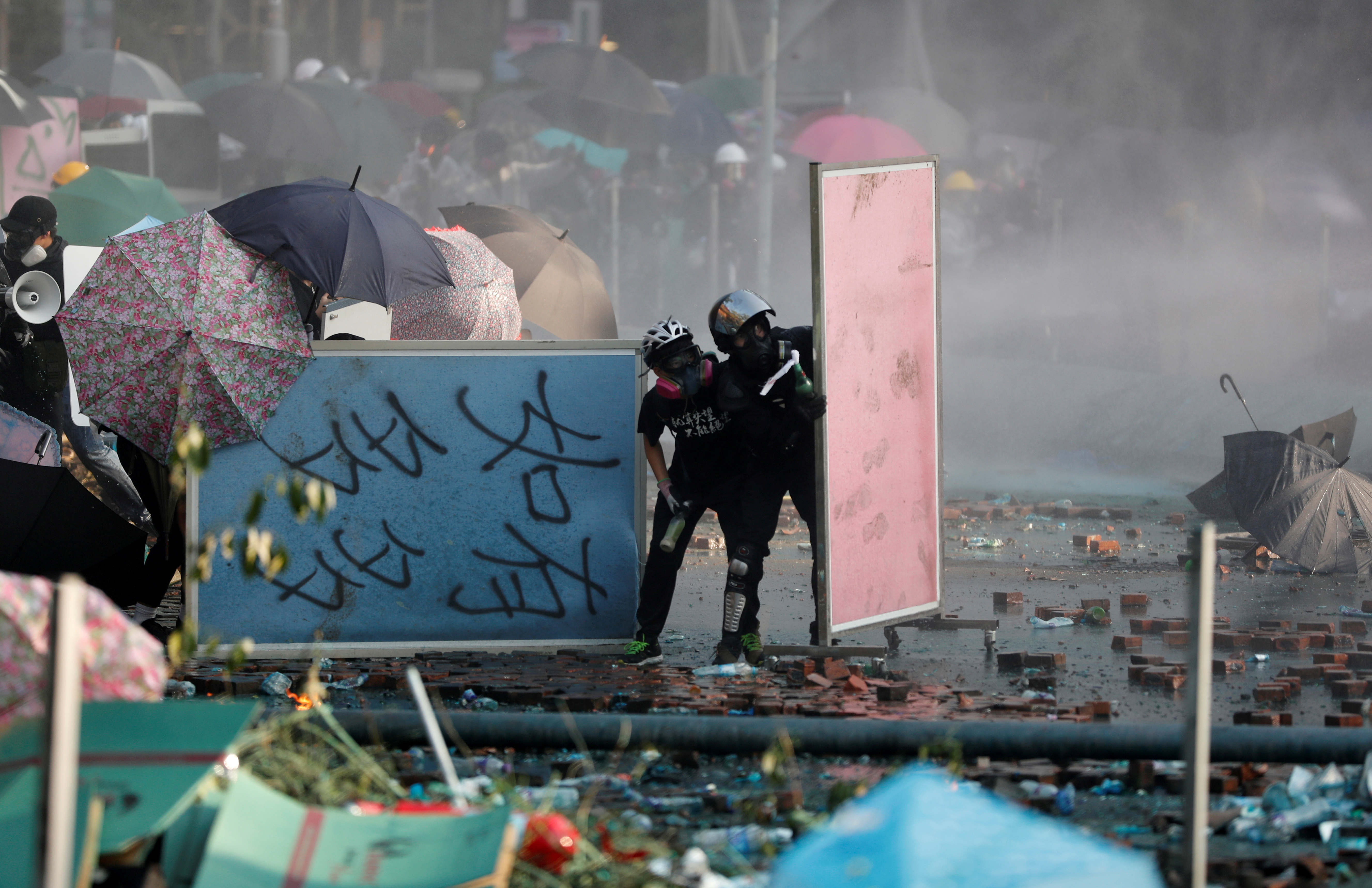 EN FOTOS: La tensión vuelve a Hong Kong con nuevos enfrentamientos frente a universidad