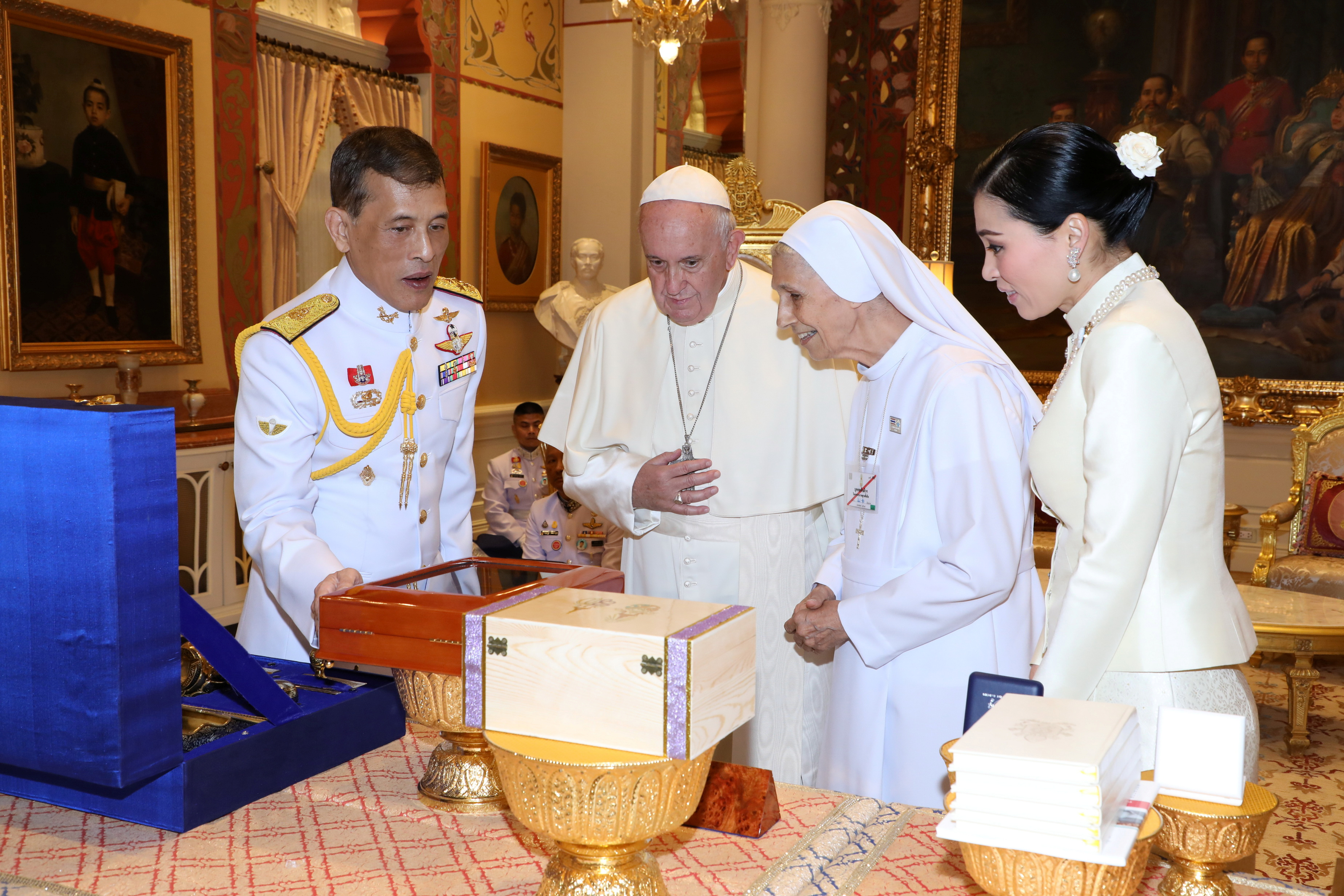 Quién es la prima del papa Francisco que se convirtió en la verdadera estrella de la gira en Tailandia