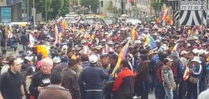Choques en La Paz en primer día del gobierno provisional de Bolivia