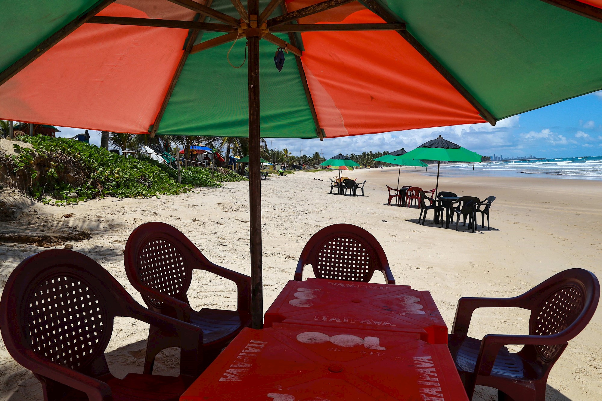 El derrame de petróleo asusta turistas y afecta a pescadores de Brasil