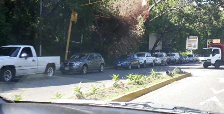 Se registran fuertes colas por gasolina en Caracas tras rumores anuncio de suspensión del servicio #15Nov (FOTO)