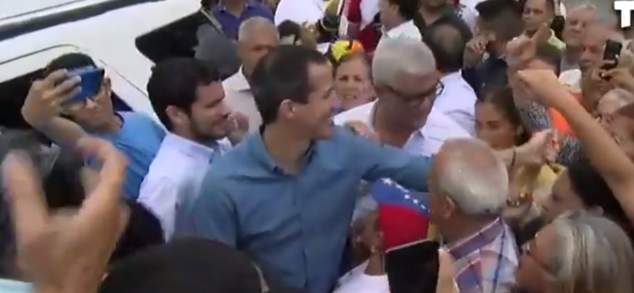 EN VIDEO: Juan Guaidó es recibido por los ciudadanos en el Mercado Popular Unión de Barquisimeto #9Nov
