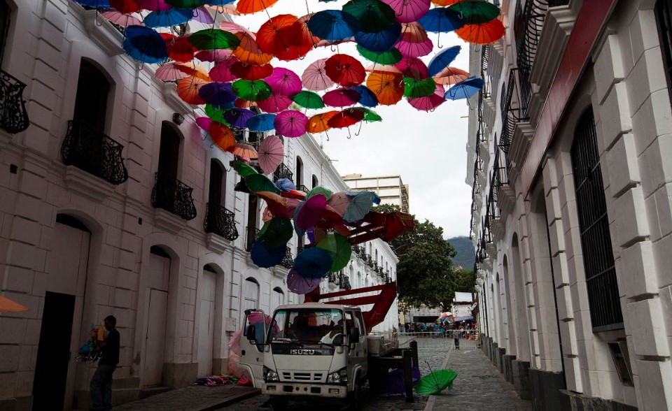 Desmontan los paraguas de colores del Pasaje Linares en el centro de Caracas (FOTOS)