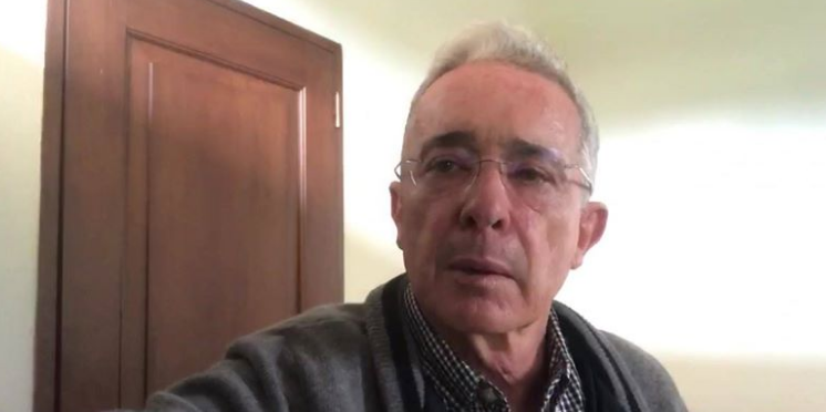Álvaro Uribe denuncia que le bloquearon su cuenta de Twitter