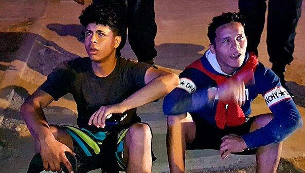 Capturan a dos venezolanos acusados de robarle celular a un joven en Perú