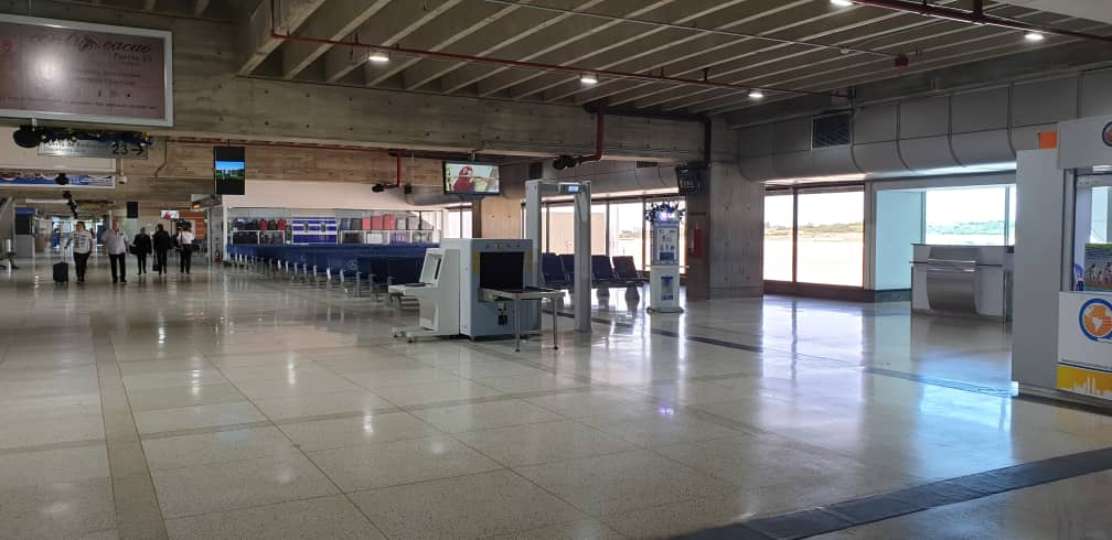EN FOTOS: Así de vacío luce Maiquetía ante suspensión de vuelos en Venezuela