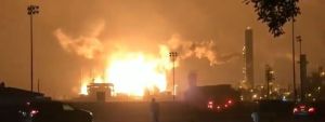 Explosión en planta química de Texas obliga a evacuar sus alrededores