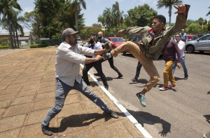 EN FOTOS: El salvaje ataque de partidarios del régimen de Maduro frente a la embajada de Venezuela en Brasil