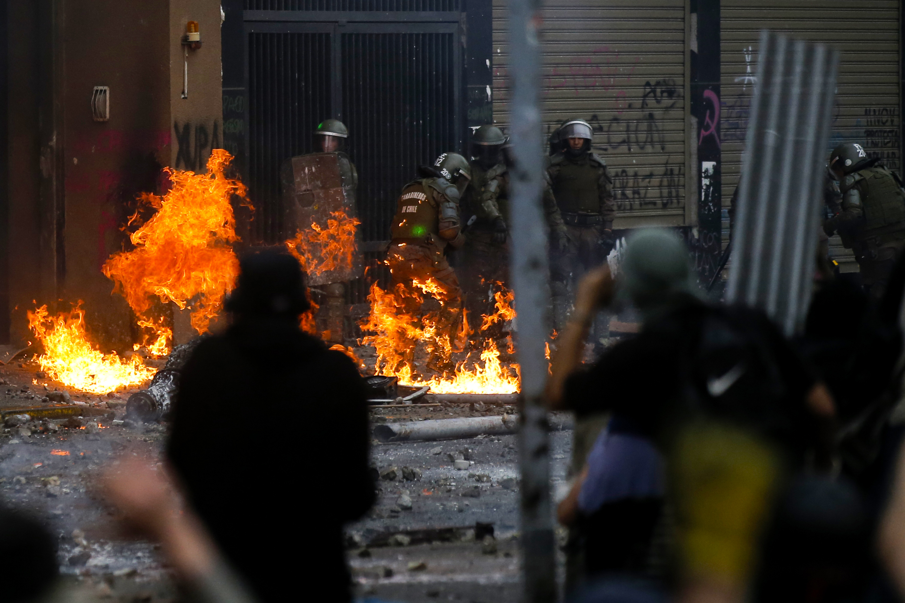 Una nueva marcha masiva en Santiago, con incidentes, incendio y saqueos