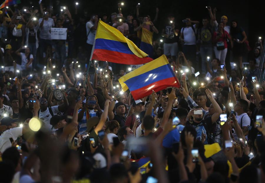 Duque instala diálogo social en una Colombia sacudida por protestas