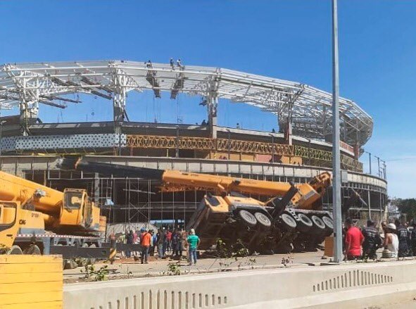 Grúa telescópica cayó sobre el estadio de los Tiburones de La Guaira a días de su “inauguración” (Video)