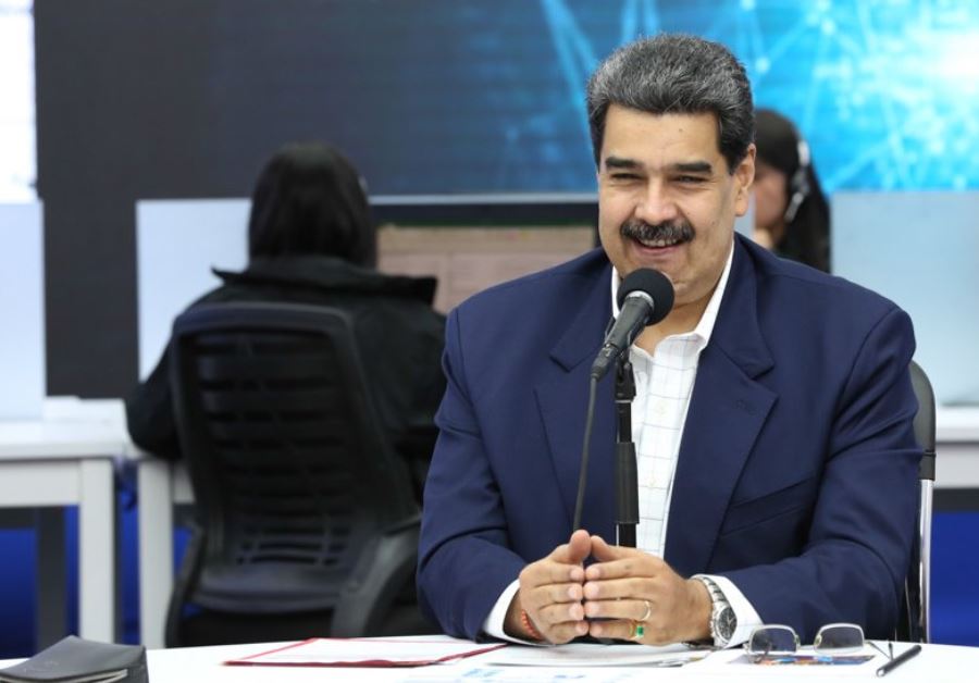 Maduro quedó “virolo” tras ver la explicación de cómo registrarse en la app del petro (VIDEO)