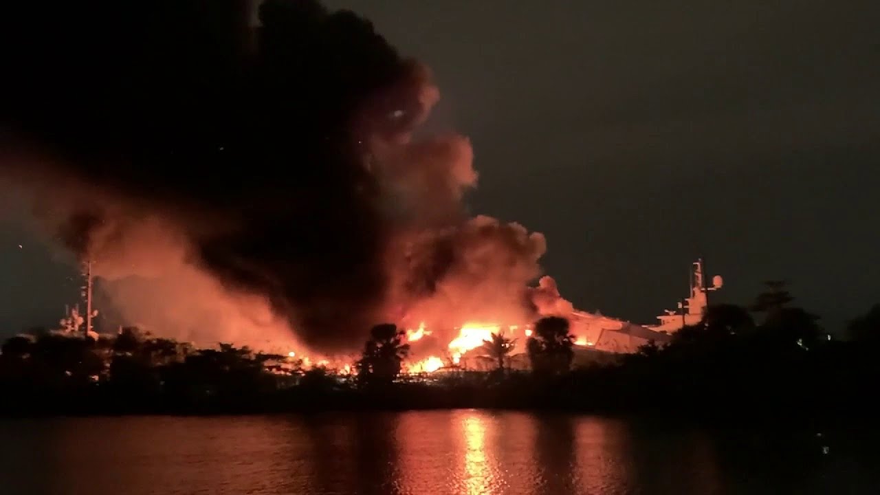Dos yates de lujo se incendian en el puerto deportivo de Fort Lauderdale