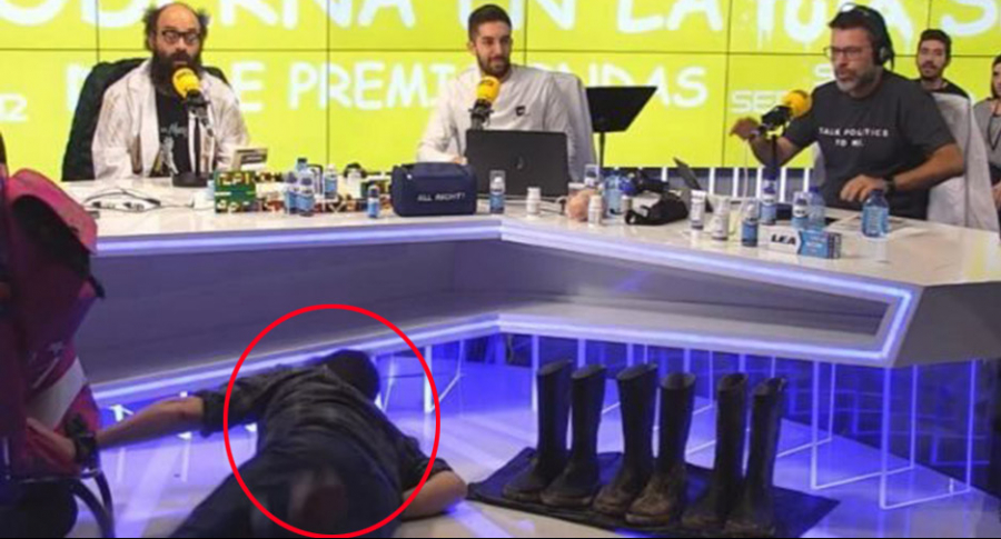 ¡JAJAJA! Estaba tan borracho que se dio un platanazo en pleno programa en vivo (VIDEO)