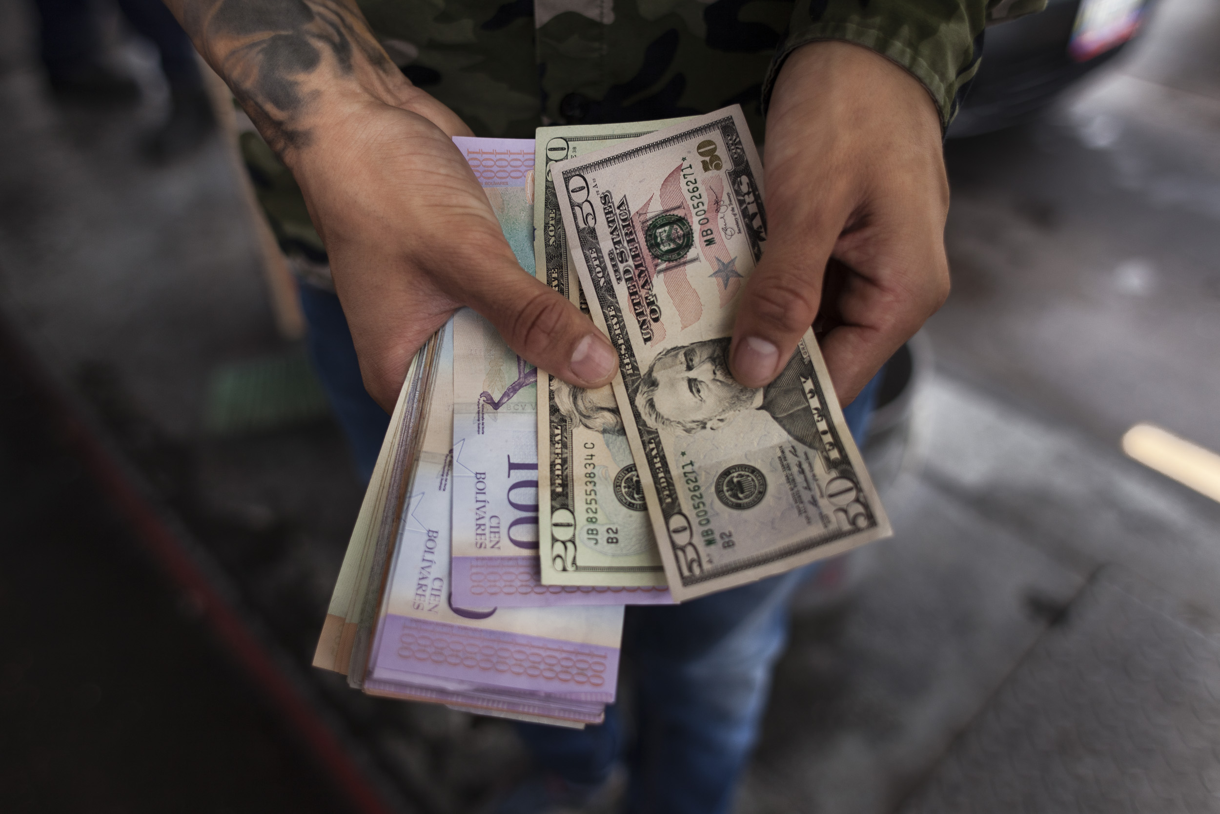 El valor total de los dólares en las calles de Venezuela ya superó al de los bolívares