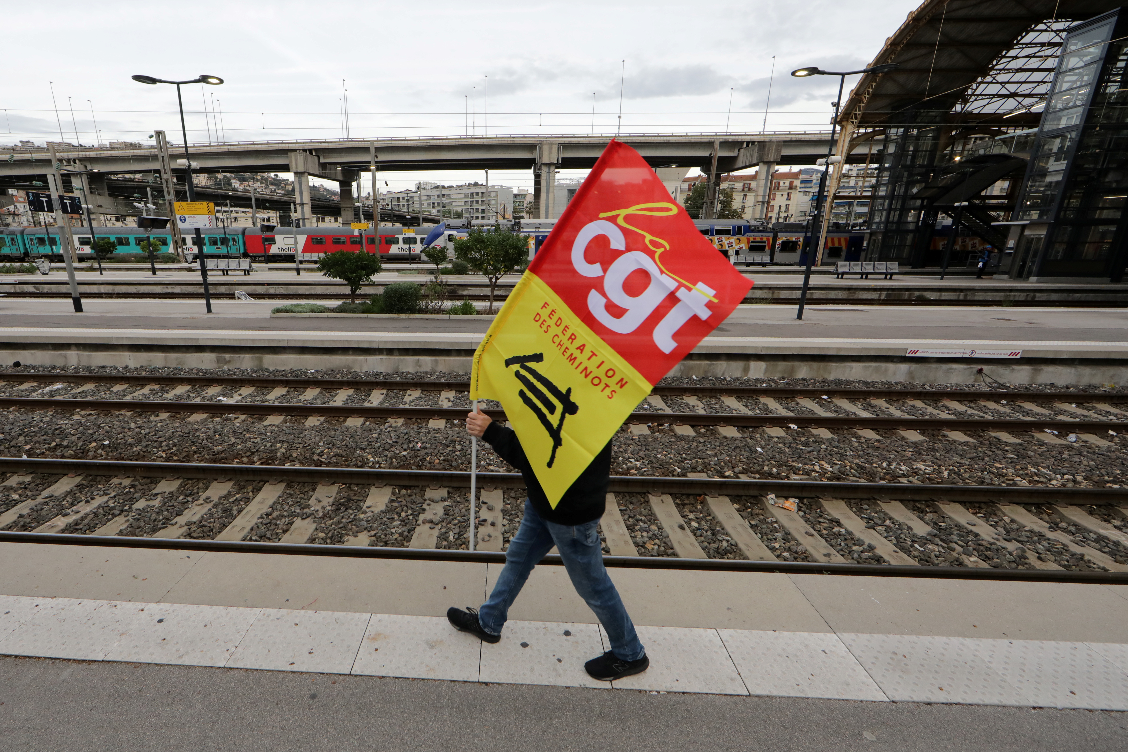Transporte paralizado y aulas vacías por una huelga contra la reforma de las pensiones en Francia