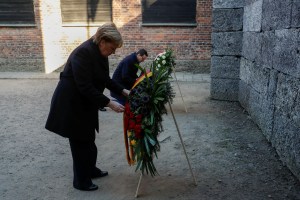 La canciller alemana Angela Merkel inicia visita histórica a Auschwitz