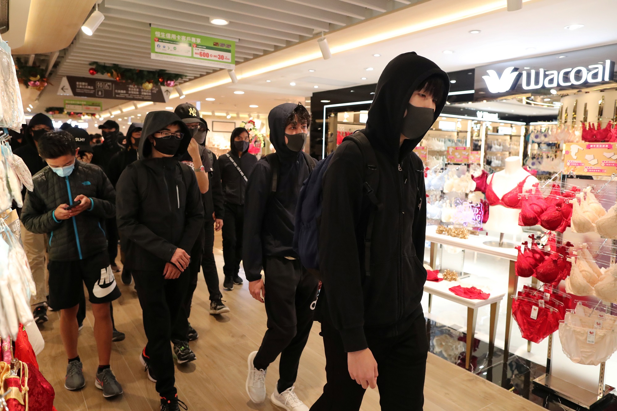 Manifestantes de Hong Kong dirigen tercer día de protestas en Navidad en centros comerciales