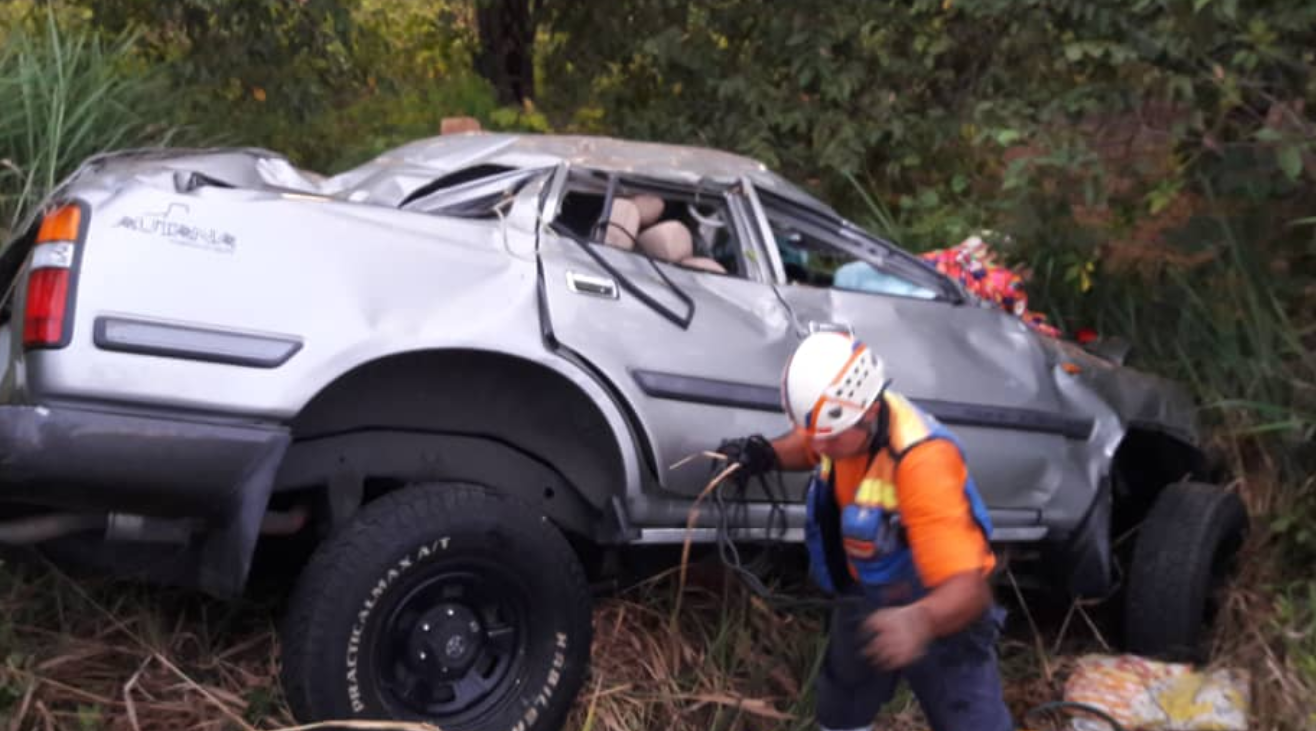 Impactante: Así de destrozado quedó un carro en accidente de tránsito en Barinas (FOTOS)