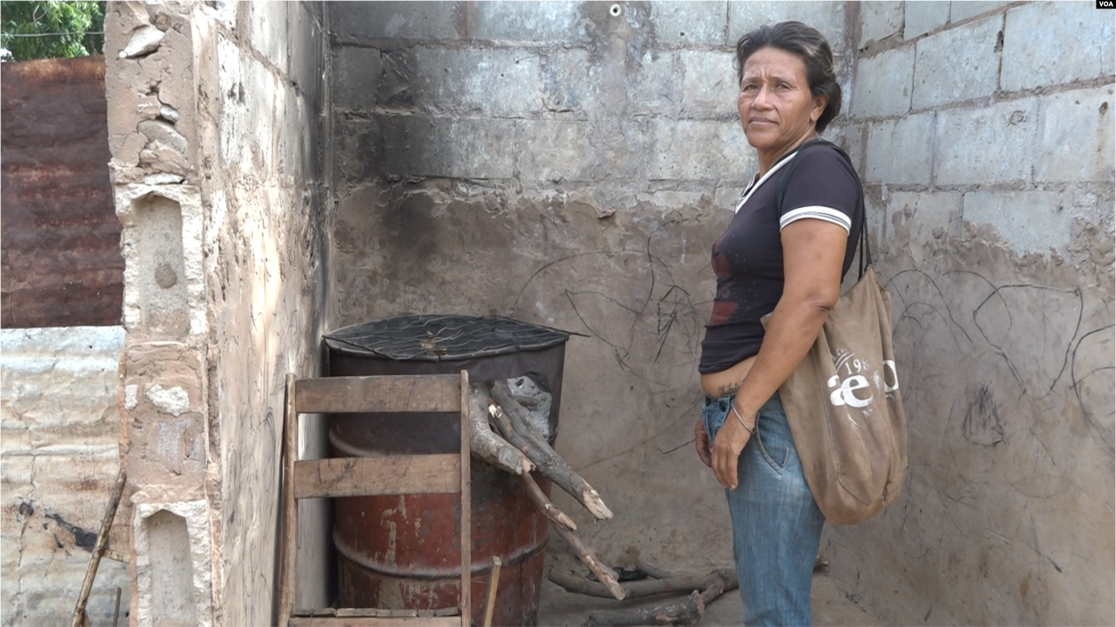 Con leña, la rudimentaria técnica de cocinar en Venezuela a falta de gas (Fotos)