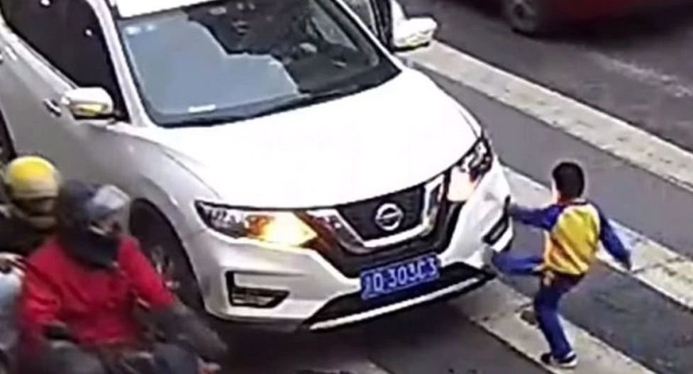 EN VIDEO: Enfurecido, niño patea el auto que minutos antes lo había atropellado junto a su madre