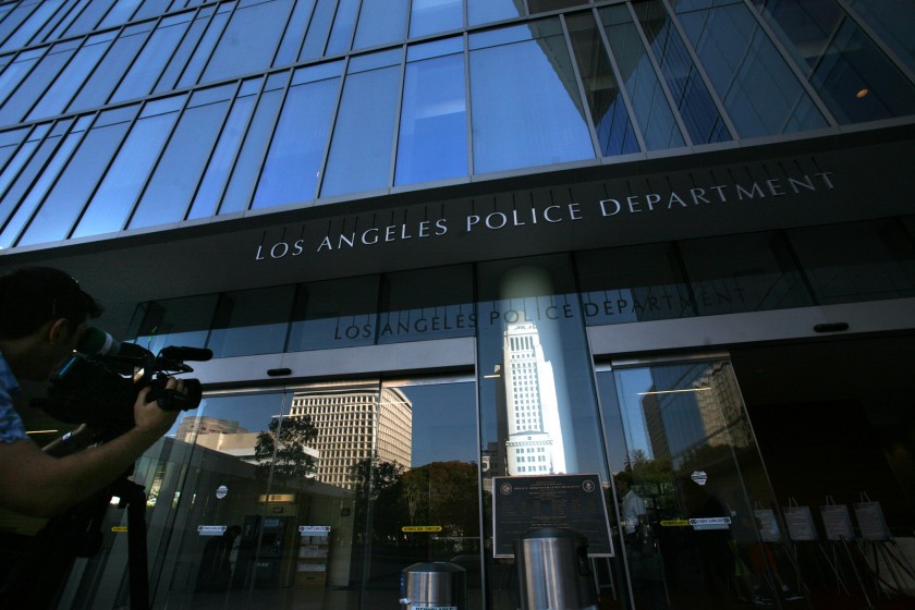Suspenden e investigan a un oficial de la Policía de Los Ángeles por manosear senos de un cadáver