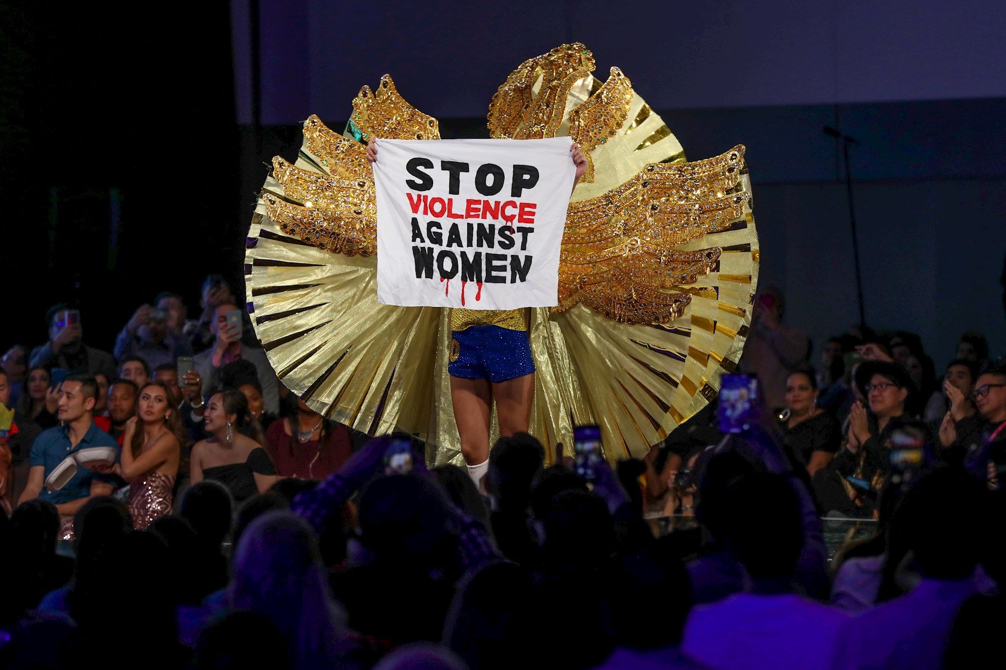 ¿Hay hueco para el feminismo en Miss Universo? (video)