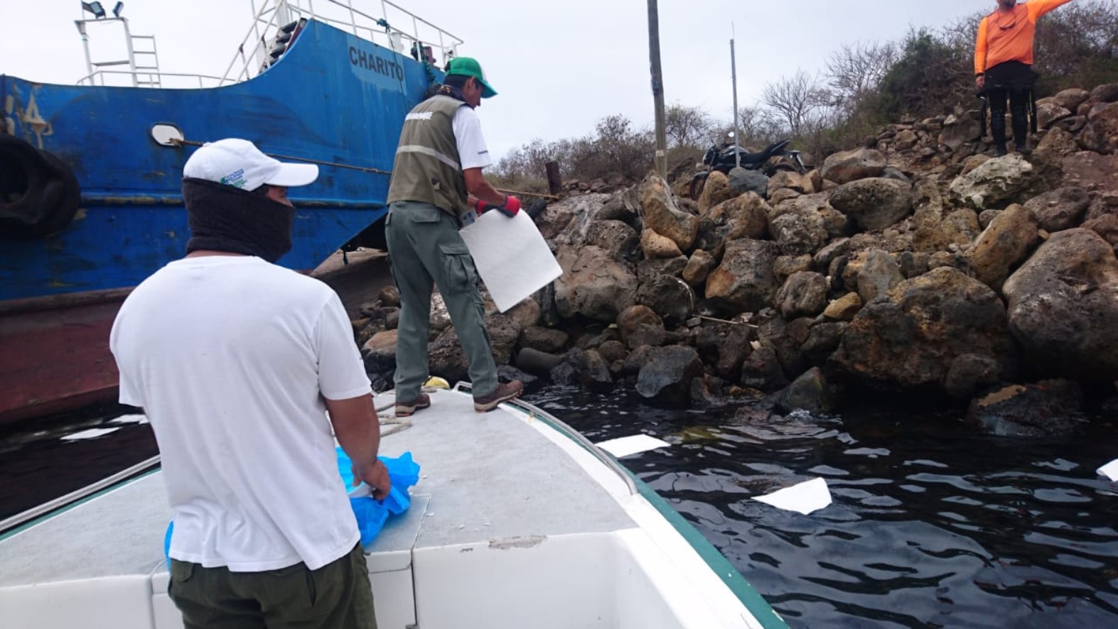 Embarazoso accidente de una grúa derramó dos mil litros de diésel en las Galápagos (VIDEO)