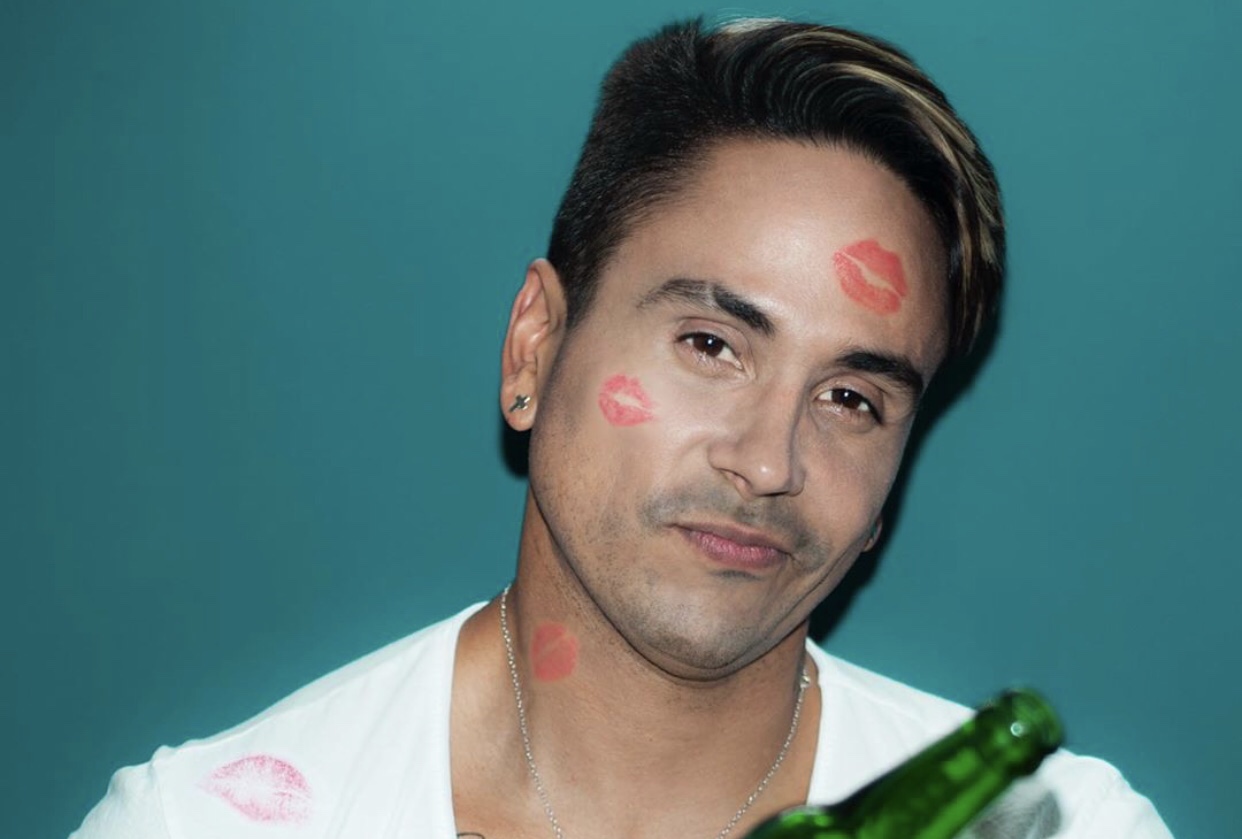 VIDEO: Fanática subió al escenario para robarle un apasionado beso a Pedro Alonso