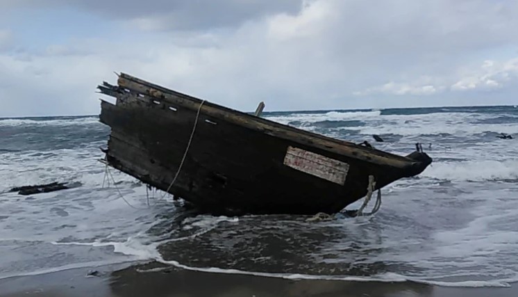Japón halló un “barco fantasma” con restos de siete cadáveres