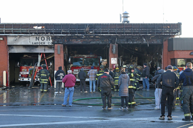 El parque de bomberos de Long Island casi destruido en el incendio de la mañana de Navidad